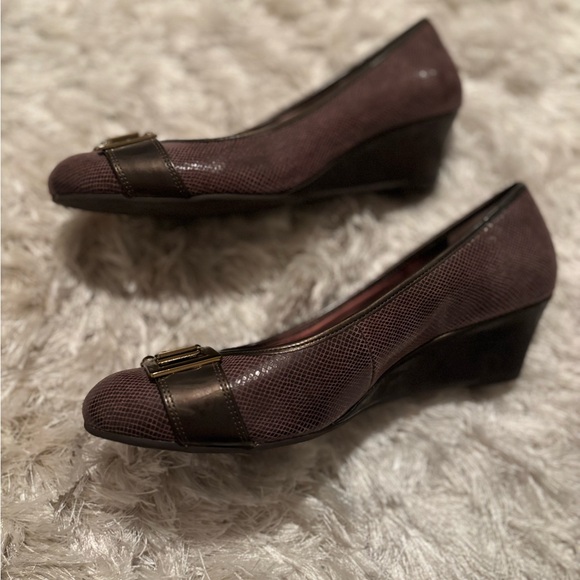 Make offer! NWOT Anne Klein Brown leather Wedge Bronze Gold Accent 8.5 M 2" heel - Picture 6 of 10
